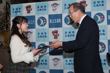 GOTO Satoumiアンバサダー委嘱状を受け取る中島早貴。