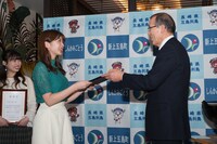GOTO Satoumiアンバサダー委嘱状を受け取る森咲樹