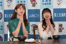 熱々の五島うどん地獄炊きを平らげた森咲樹（左）と中島早貴（右）。