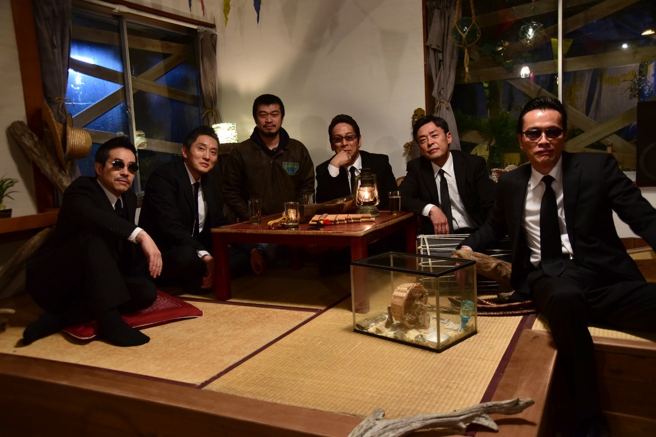 左から田口トモロヲ、松重豊、竹原ピストル、大杉漣、光石研、遠藤憲一。 (c)「バイプレイヤーズ2018」製作委員会