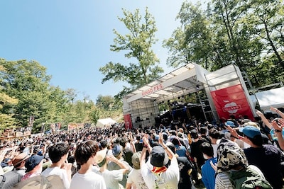 「りんご音楽祭2017」よりサイプレス上野とロベルト吉野のステージの様子。