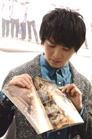 そうめんのめんつゆと麦茶を塩崎太智にすり替えられたというエピソードを話す吉田仁人。