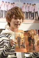 お気に入りのカットについてコメントする山崎悠稀。