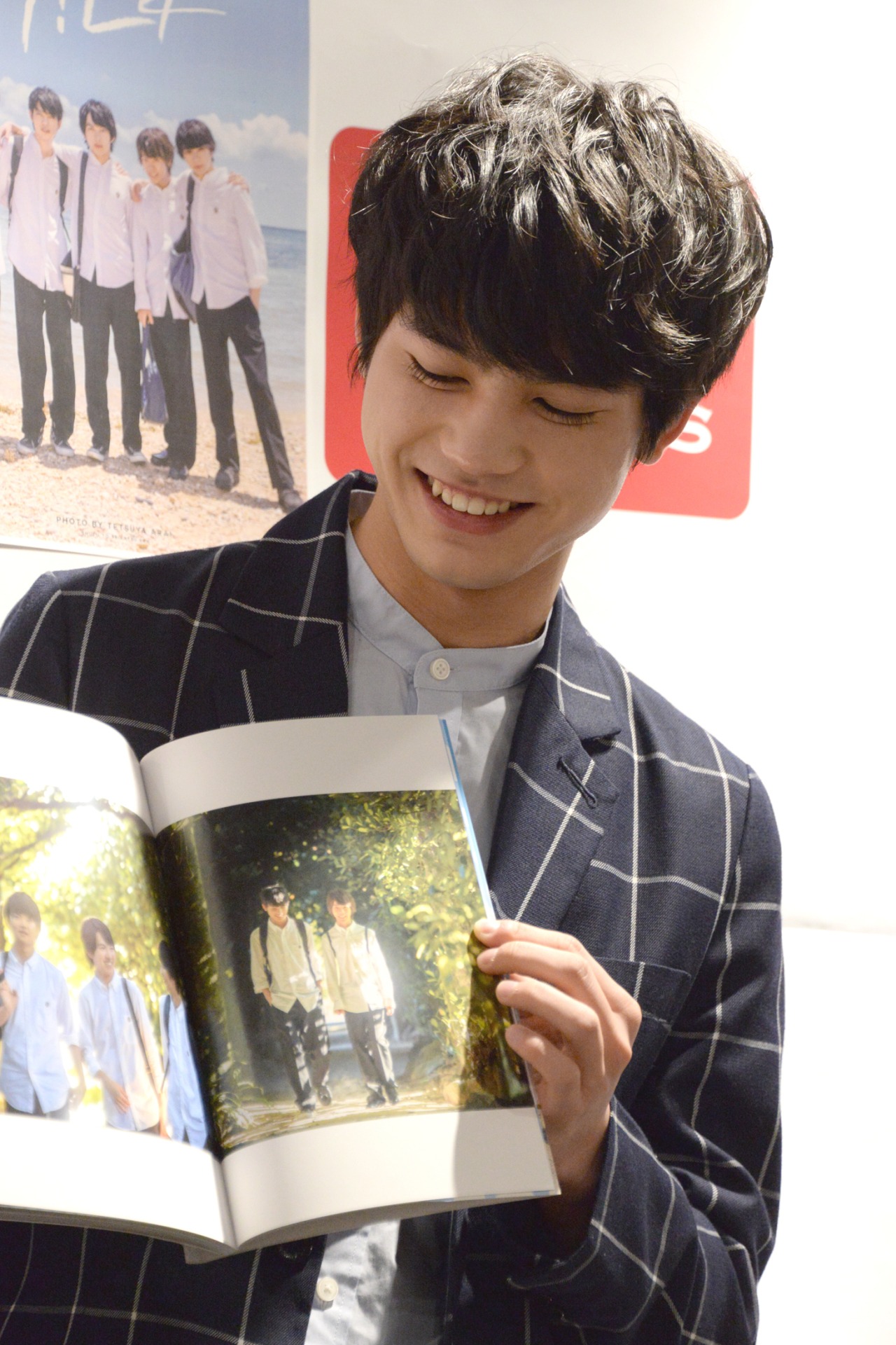 お気に入りのカットについてコメントする板垣瑞生。