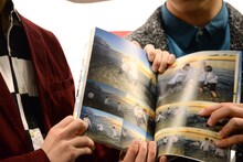 佐野勇斗のセクシーショットを指差す塩崎太智（左）。