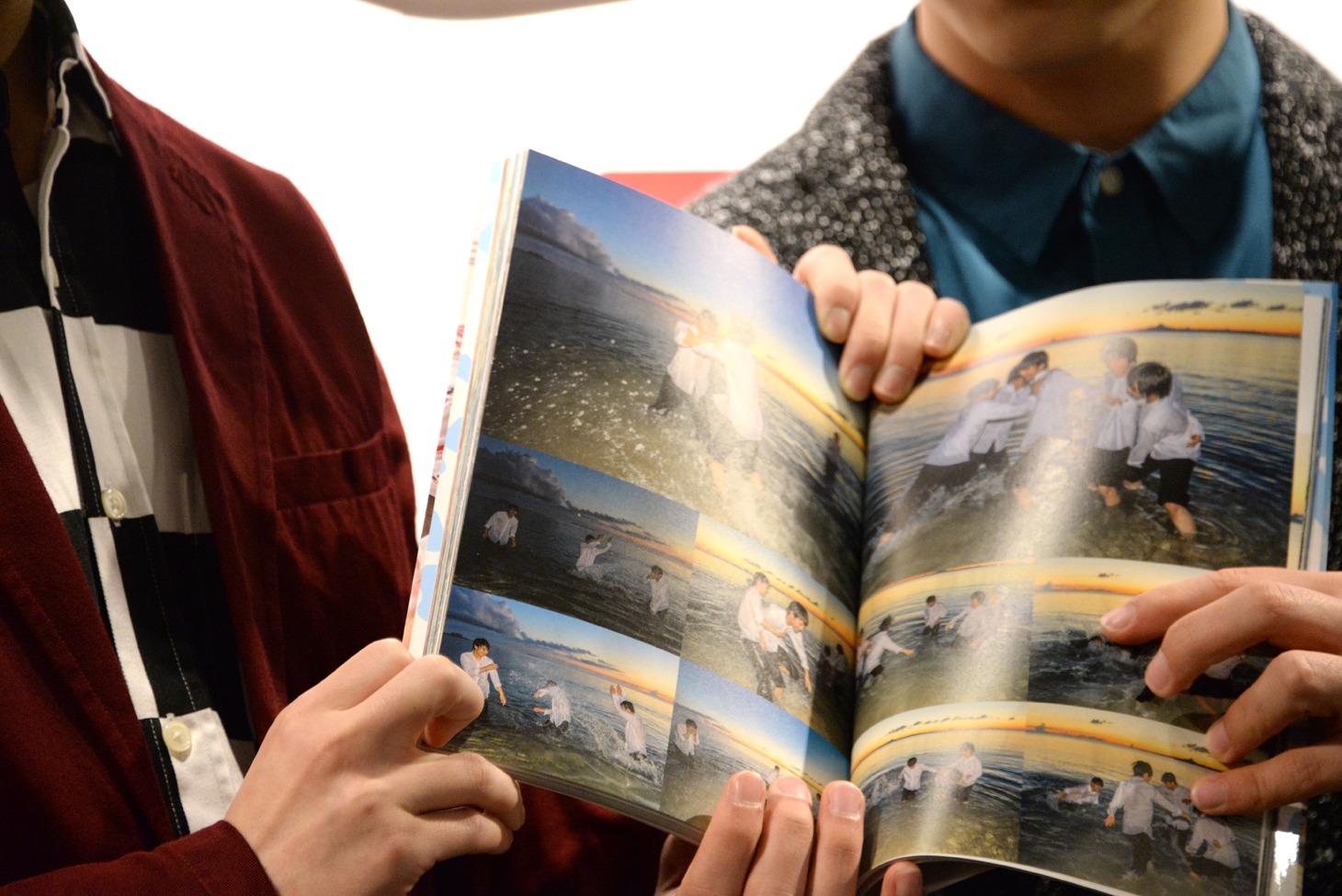 佐野勇斗のセクシーショットを指差す塩崎太智（左）。