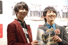 佐野勇斗のセクシーショットを指差す塩崎太智（左）。