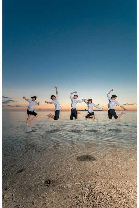 「M!LKセカンド写真集　真冬の南国みるく旅」より。