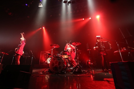 左からもも（Vo）、にゃんごすたー（Dr）、小春（Accordion）。（写真提供：エイベックス）