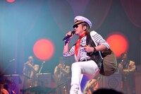 カールスモーキー石井（Vo）扮する腹綿腸次郎。（撮影：荒川潤）