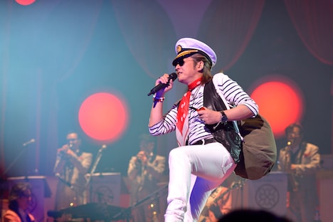 カールスモーキー石井（Vo）扮する腹綿腸次郎。（撮影：荒川潤）