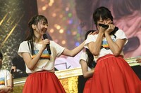 新潟でのNGT48単独コンサートと自身の卒業コンサートの開催決定を受け涙する北原里英（右）と、彼女の肩に手を置く荻野由佳（左）。（写真提供：AKS）