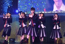 「世界はどこまで青空なのか？」をパフォーマンスするNGT48。（写真提供：AKS）