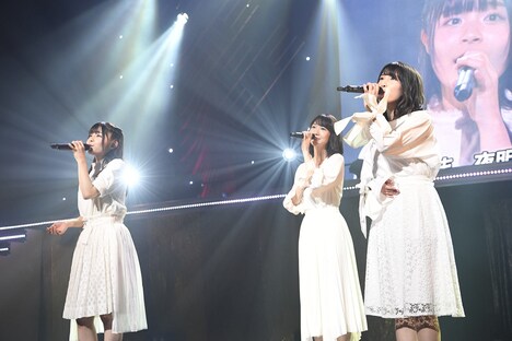 「夜風の仕業」を歌う清司麗菜（左）、柏木由紀（中央）、佐藤杏樹（右）。（写真提供：AKS）