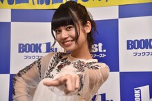 ベボガ！のポーズで決める“ぺろりん先生”こと鹿目凛。