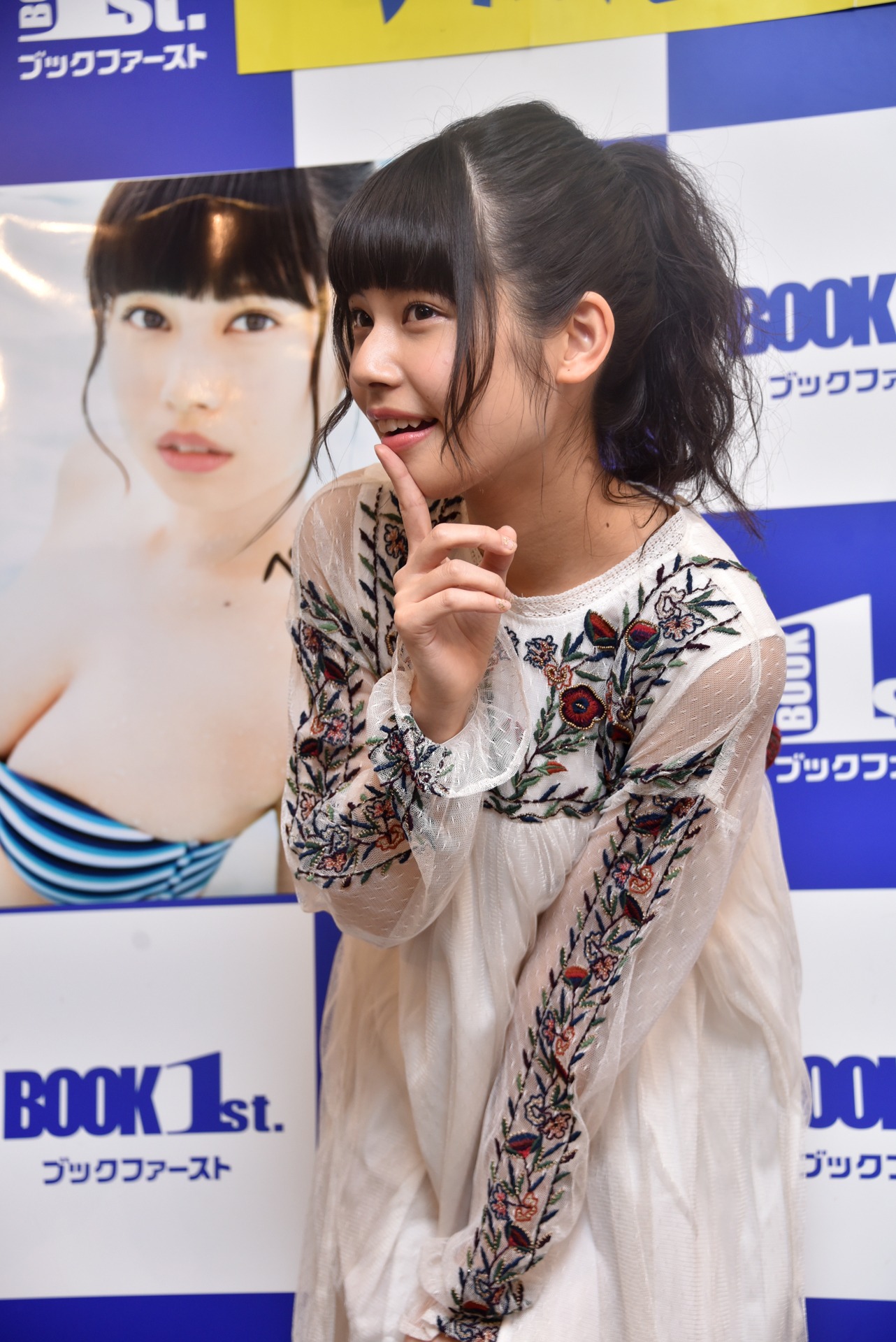セクシーなポーズを決めるぺろりん先生。