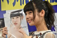 1st写真集「ぺろりん」をアピールするぺろりん先生。