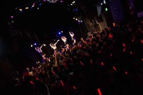 「TGS LIVE 2017 1都2府6県ツアー ~PERIOD. BEST~」東京・clubasia公演の様子。(写真提供:エイベックス)