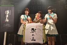 鏡割りで景気よく2018年の活動をスタートさせたNegicco。