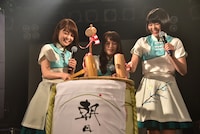 割れた樽の蓋を何度も叩くNegicco。