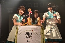 割れた樽の蓋を何度も叩くNegicco。