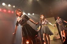 新曲「カリプソ娘に花束を」を披露するNegicco。