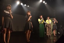 メインステージでトークするNegiccoとエビ中真山＆安本。