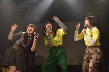 息ぴったりな“永遠に小学生”Nao☆（左）と“永遠に中学生”真山りか（中央）、安本彩花（右）。