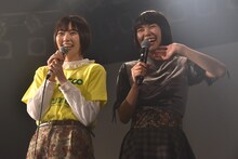 「年始にぽんちゃ（Meguの愛称）仕様で髪を切った」という安本彩花（左）の発言に「今日で辞めてもいいぐらいうれしい」とMegu（右）。