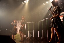 雪道を車移動するときのお尻の痛みを「ガッガッガッ」とジェスチャーを交えて伝えるKaede（左）。