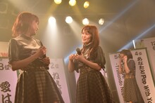 ライブのサブタイトル「15 songs Anniversary」を「じゅうごソングスアニバーサリー」と呼んでしまい、Kaede（左）に15の読み方を確認するNao☆（中央）。