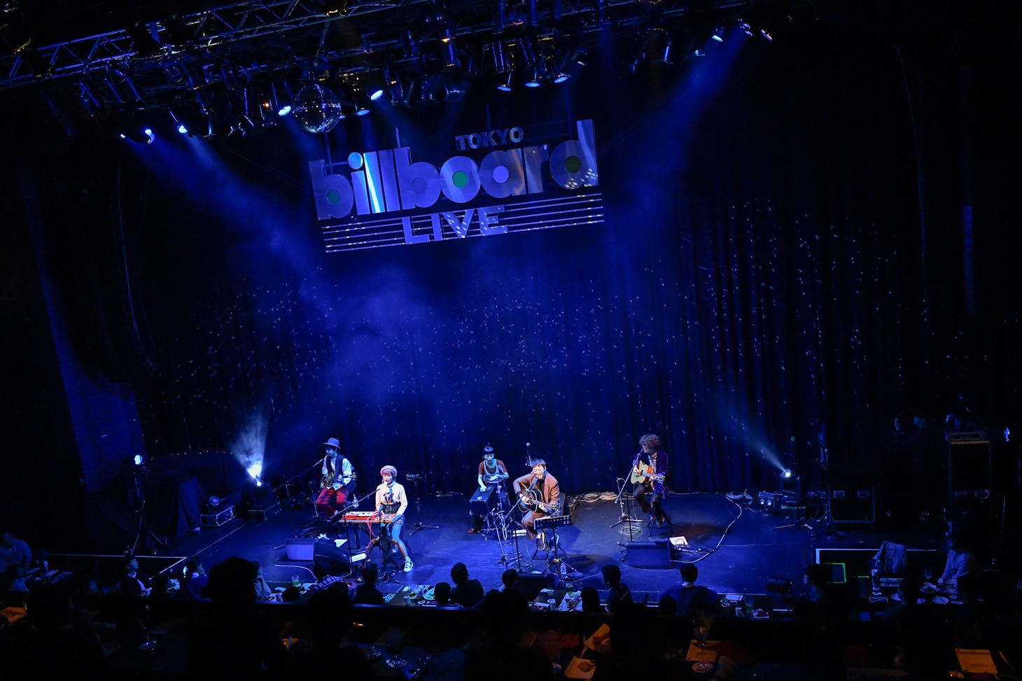 「Awesome Talks Acoustic Show 2018 ～New Year Special～」の様子。（撮影：古溪一道）