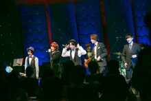 CUBERS「冬の“踊らないワンマン2018”～新春からフルバンド編成でお届けします～」の様子。（撮影：牛島康介）