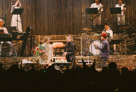 SUMIRE（中央）とHIMI（右）の祝福を受けるChara（左）。(c)Tomokazu Yamada