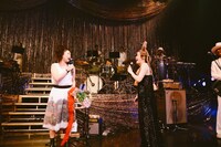 椿鬼奴（左）と談笑するChara（右）。(c)Tomokazu Yamada