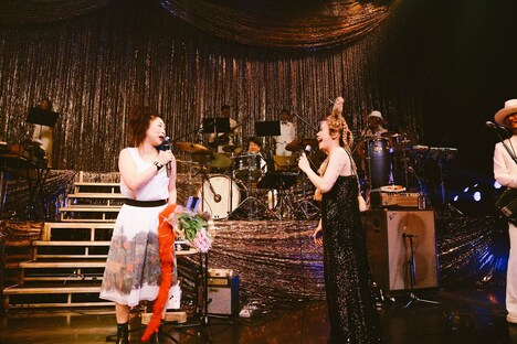 椿鬼奴（左）と談笑するChara（右）。(c)Tomokazu Yamada