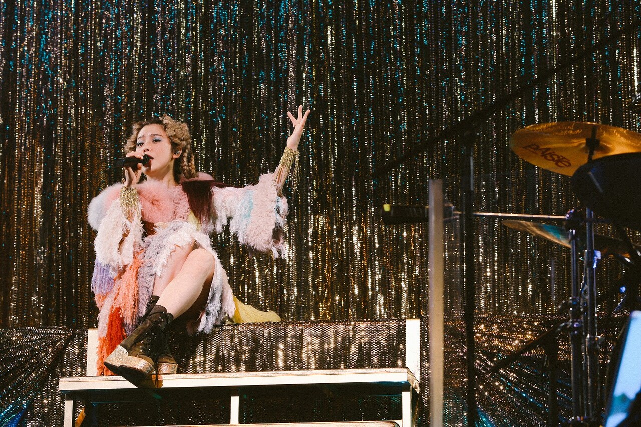 Chara生誕50年ライブに愛娘＆愛息が登場、椿鬼奴サプライズ熱唱に涙