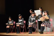 さくら学院「小説の授業」1時限目の様子。
