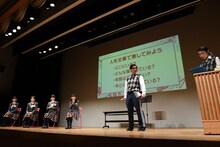 さくら学院「小説の授業」2時限目の様子。