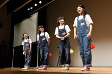 さくら学院「影絵の授業」1時限目の様子。