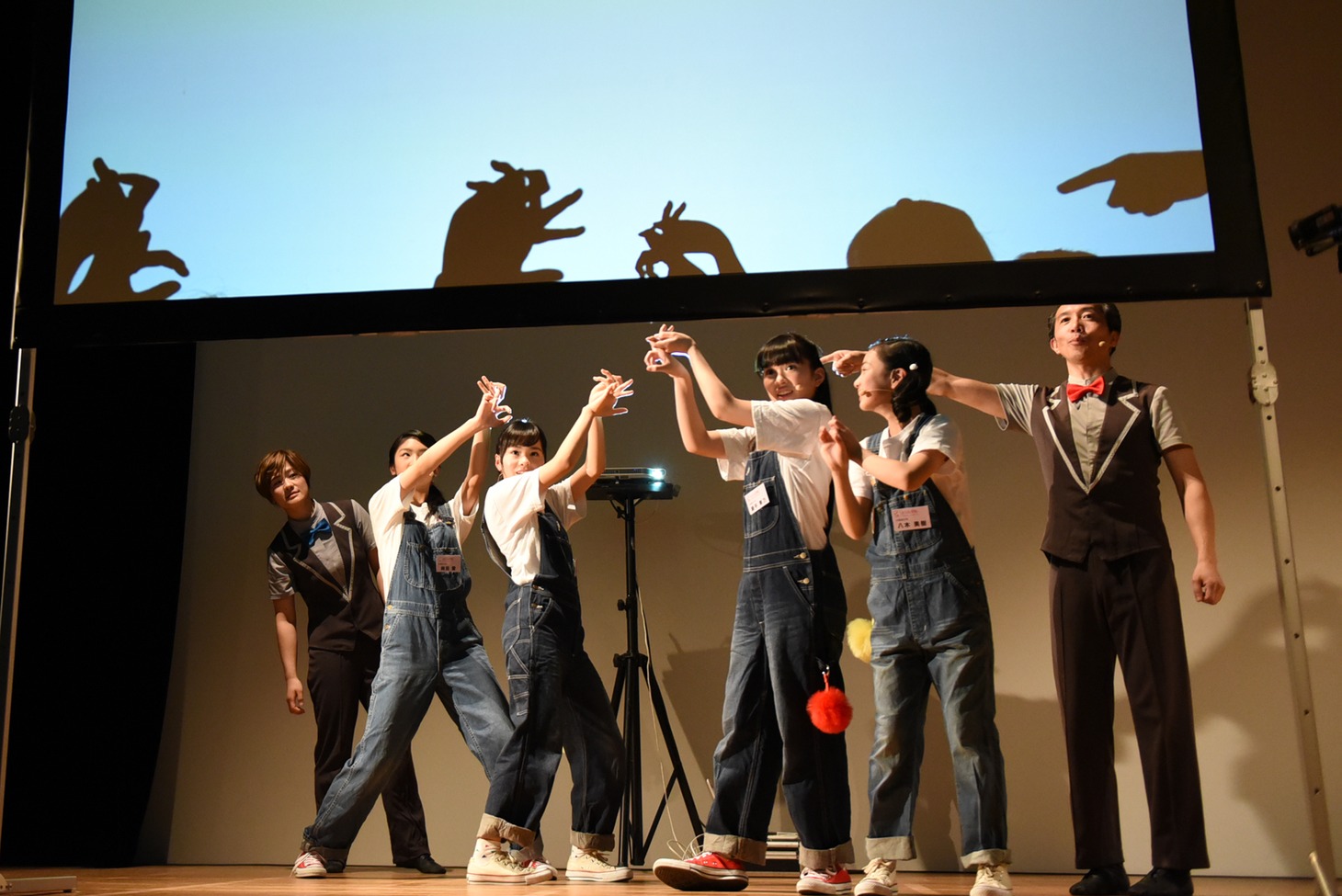 さくら学院「影絵の授業」1時限目の様子。