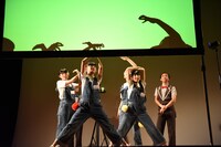 さくら学院「影絵の授業」2時限目の様子。右から2番目が“とぐろ”が何かわからないままとぐろを演じる有友緒心。