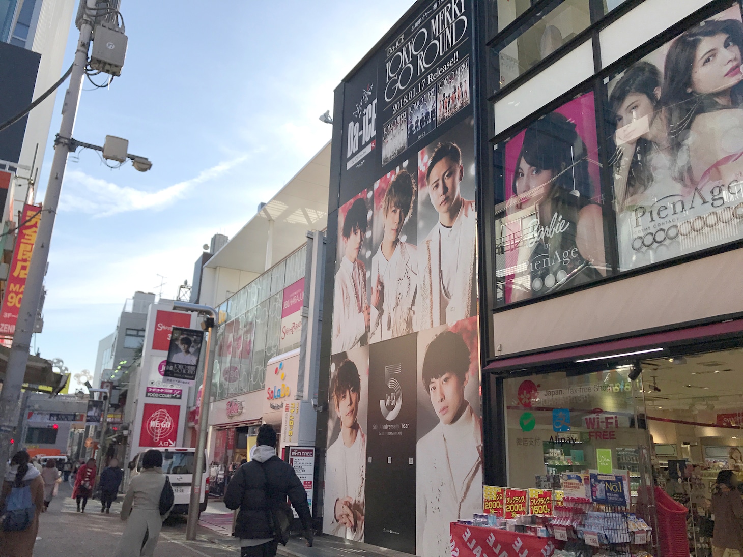 東京・JOL原宿に隣接する巨大ビジュアル。