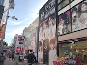 東京・JOL原宿に隣接する巨大ビジュアル。