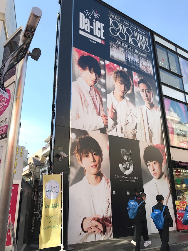 東京・JOL原宿に隣接する巨大ビジュアル。