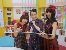 「シノ×バニ」篠原ともえ社長（中央）を囲むバニラビーンズのレナ（左）とリサ（右）。(c)テレビ朝日