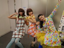 コミュニティメディア・LIMIA本社を訪問する篠原社長とバニラビーンズ。(c)テレビ朝日