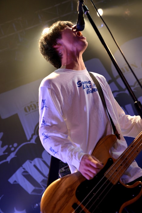 庵原将平（Vo, B）（撮影：半田安政[Showcase]）