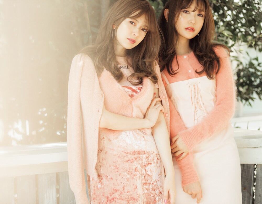 左から白石麻衣（乃木坂46）、菅野結以。