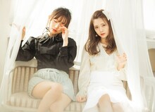 左から菅野結以、白石麻衣（乃木坂46）。